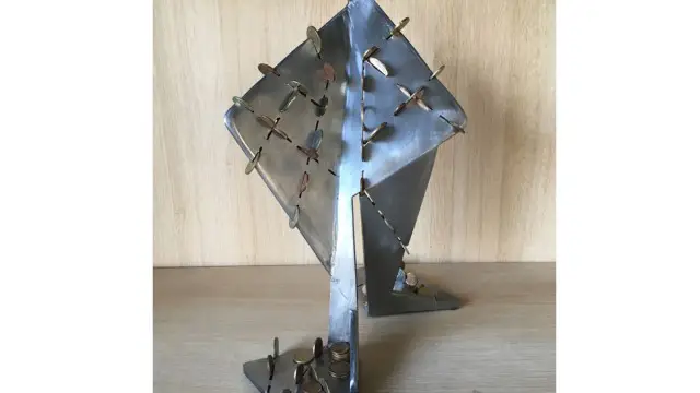 "Scrape penny" sculpture of Metal (3)